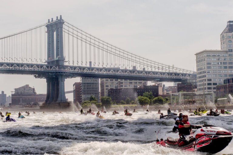 NYC Jet Ski Invasion – Mehr als 400 der Wasserflitzer rasten am Samstag durch die Gewässer rund um New York