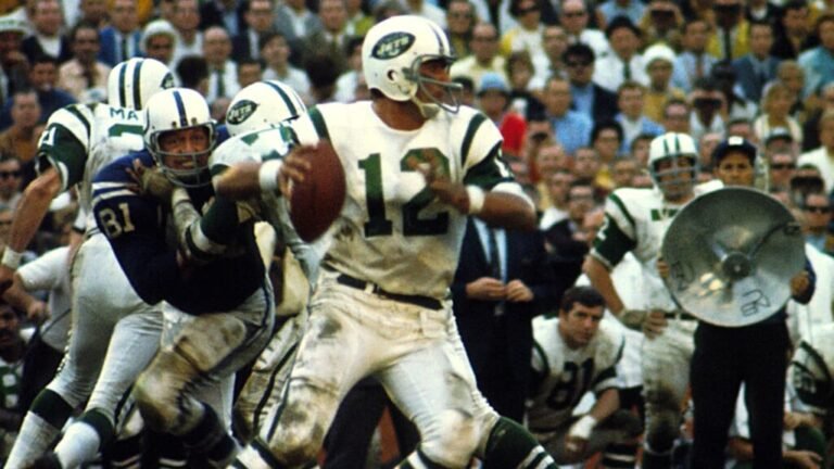 Legendärer Sportmoment- Quarterback garantiert 1969 Superbowl für seine ‚chancenlosen‘ NY Jets (und gewinnt)
