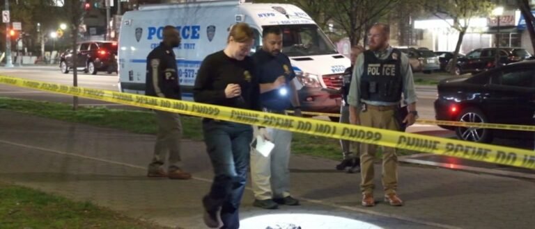 Frau mit Duschhaube ersticht Mann bei Auseinandersetzung auf Straße in Brooklyn. Motiv unbekannt