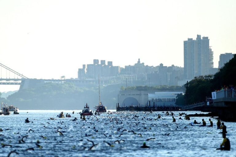 Zum ersten Mal seit 2021 findet diesen Herbst ein Triathlon in New York statt, inklusive Schwimmen im Hudson River