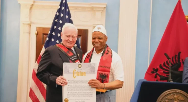 Der New Yorker Ex-Bürgermeister Eric Adams, dessen Amtszeit am 31. Dezember zu Ende ging, wurde albanischer Staatsbürger