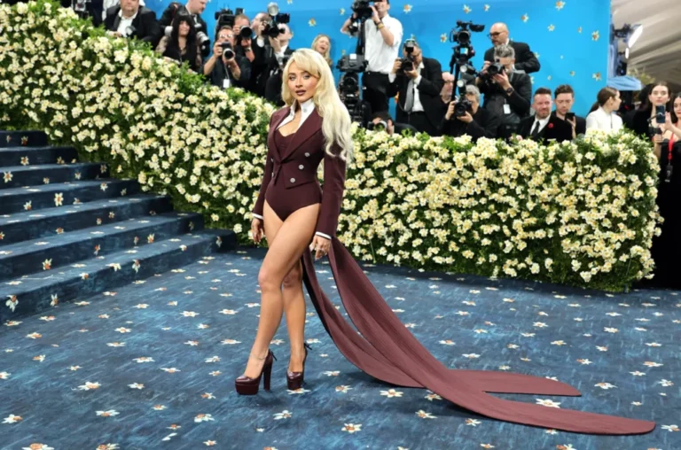 Am Montag findet die Met Gala statt – das hochexklusive Event sieht sich dieses Jahr wegen prominenter Rollen, die sich Jeff Bezos und Ehefrau erkauften, intensiver Kritik ausgesetzt