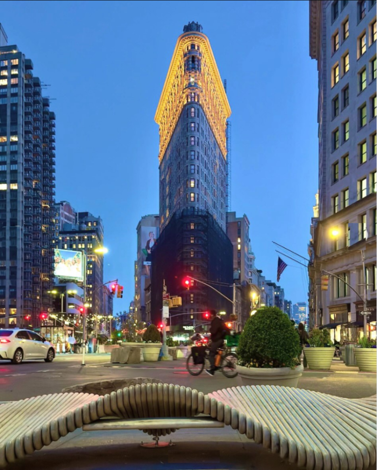 Nach 7 Jahren. Die Baugerüste, die das Flatiron Building verdeckt haben, verschwinden in den kommenden Wochen