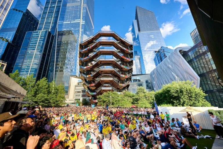 Central Park, unter der Brooklyn Bridge, Plazas zwischen den Wolkenkratzern und vieles mehr – die tollen, kostenlosen Public Viewing Events in New York zur WM
