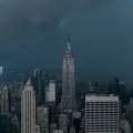Russisches Paar klettert auf die Spitze des Empire State Building und entrollt großes Banner