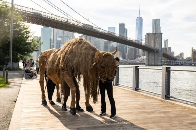 Eine Herde aus 40 riesiger Büffel-Marionetten ist nächste Woche auf den Straßen New Yorks unterwegs