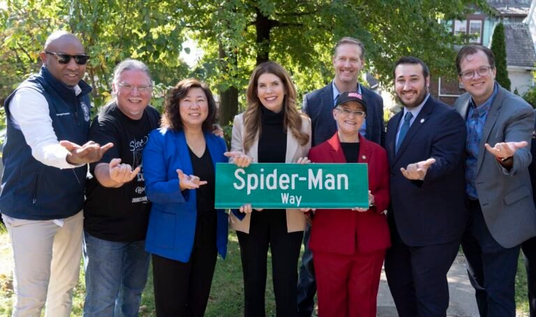 Straßenumbenennung in „Spider-Man Way“ würdigt die Wurzeln des Superhelden in Queens