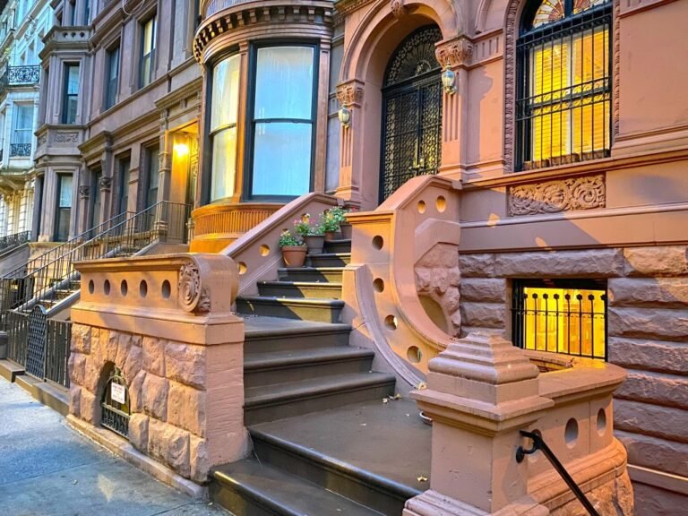 Warum gibt es die ikonischen Treppenaufgänge vor New Yorker Stadthäusern, die im 19. Jahrhundert gebaut wurden?